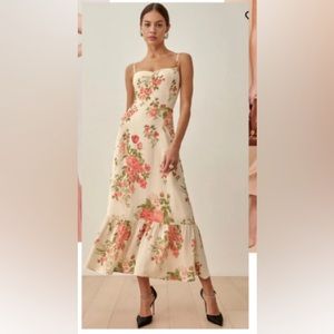 Reformation Emersyn Dress
Color: Corsage
Size: 006